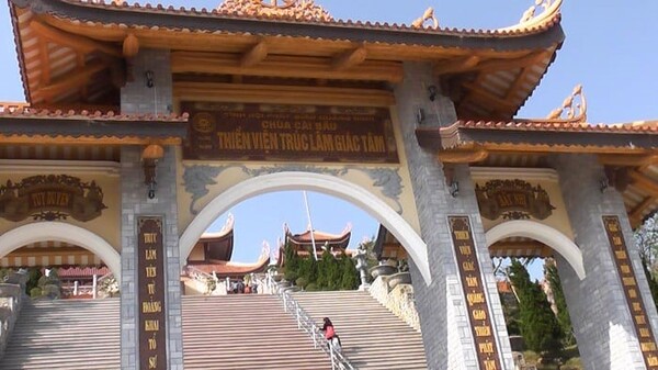 cổng tam quan chùa Cái Bầu