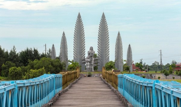 tượng đài Cầu Hiền Lương sông Bến Hải